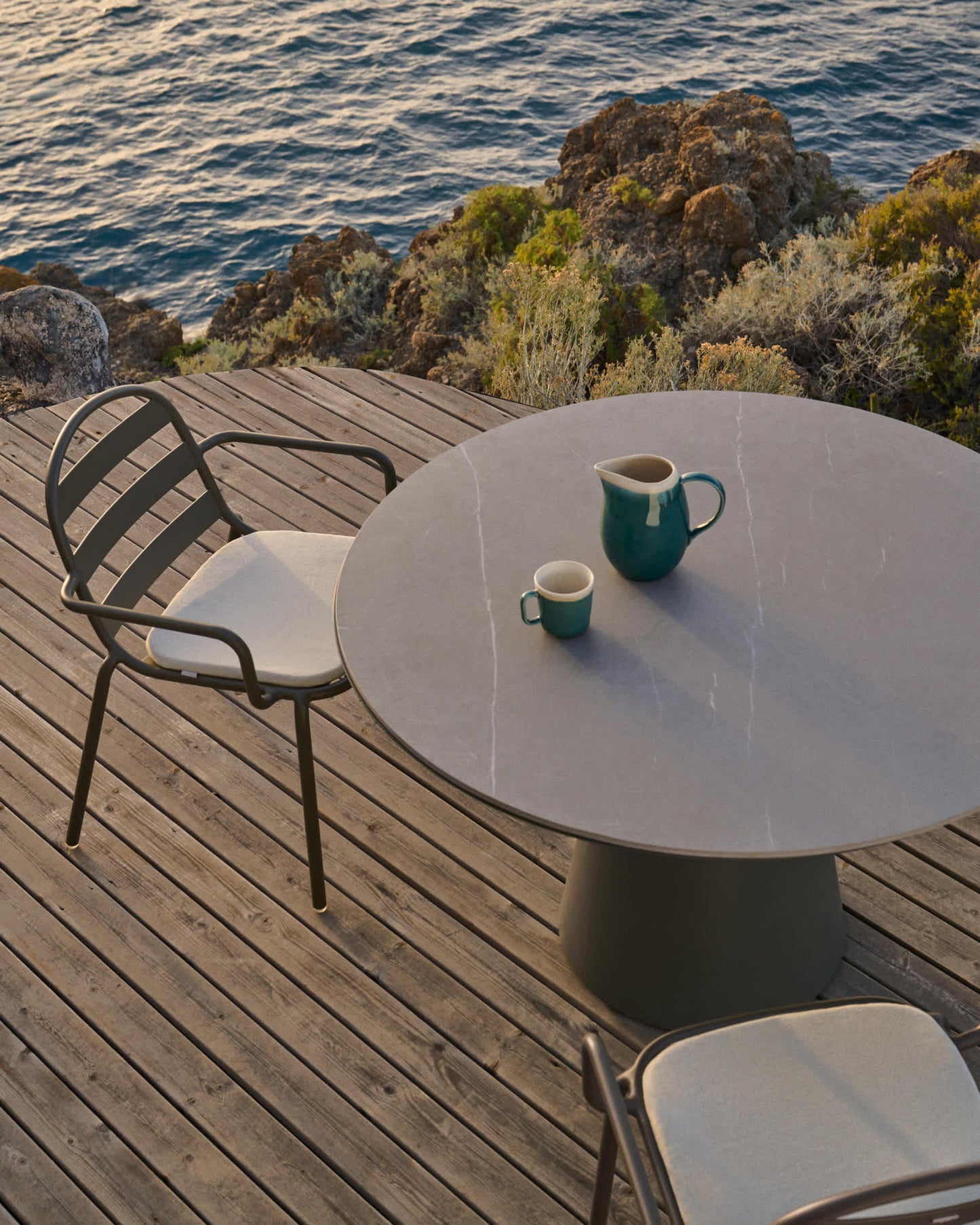 Tavolo da esterno Tudons in alluminio con ripiano in ceramica verde Ø120 cm