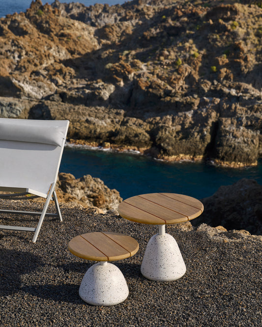 Tavolino Saura in terrazzo bianco con piano in acacia naturale 32 x Ø 55 cm