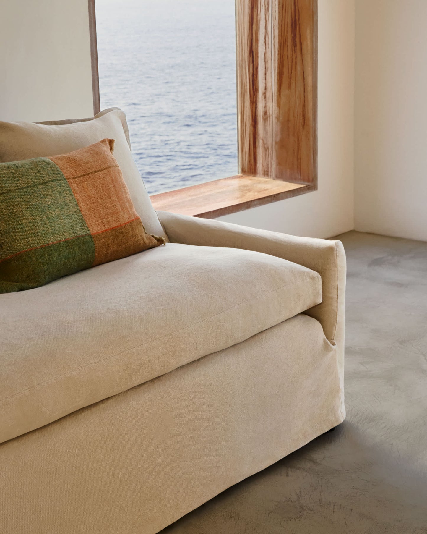 Divano sfoderabile Zenira a 3 posti con cuscini in cotone e lino beige 230 cm