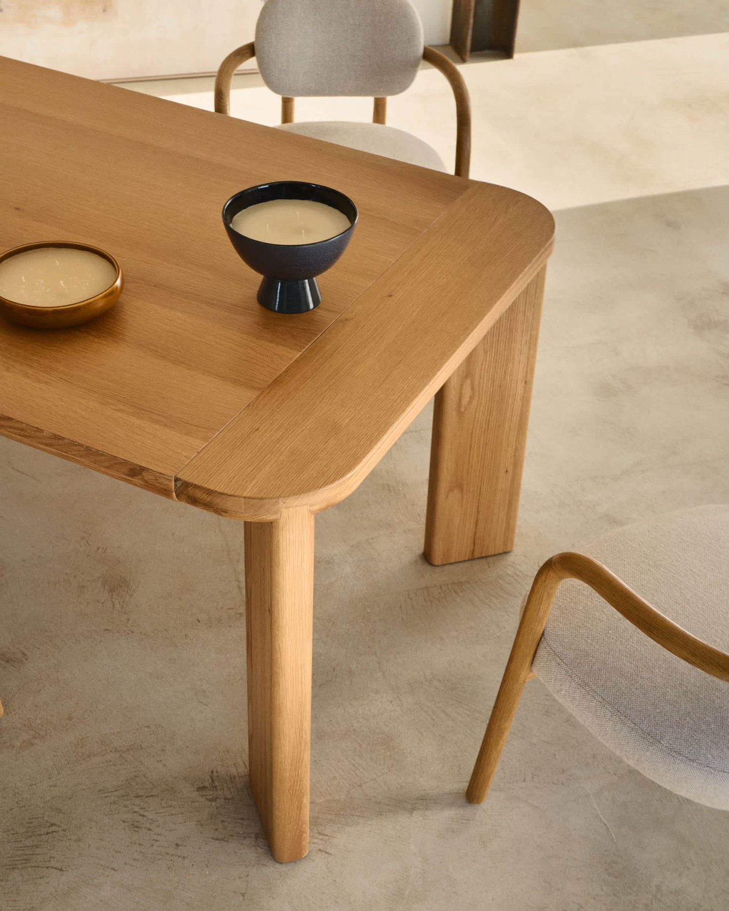 Tavolo allungabile Jondal in legno massiccio e impiallacciatura in rovere 240 (320) cm