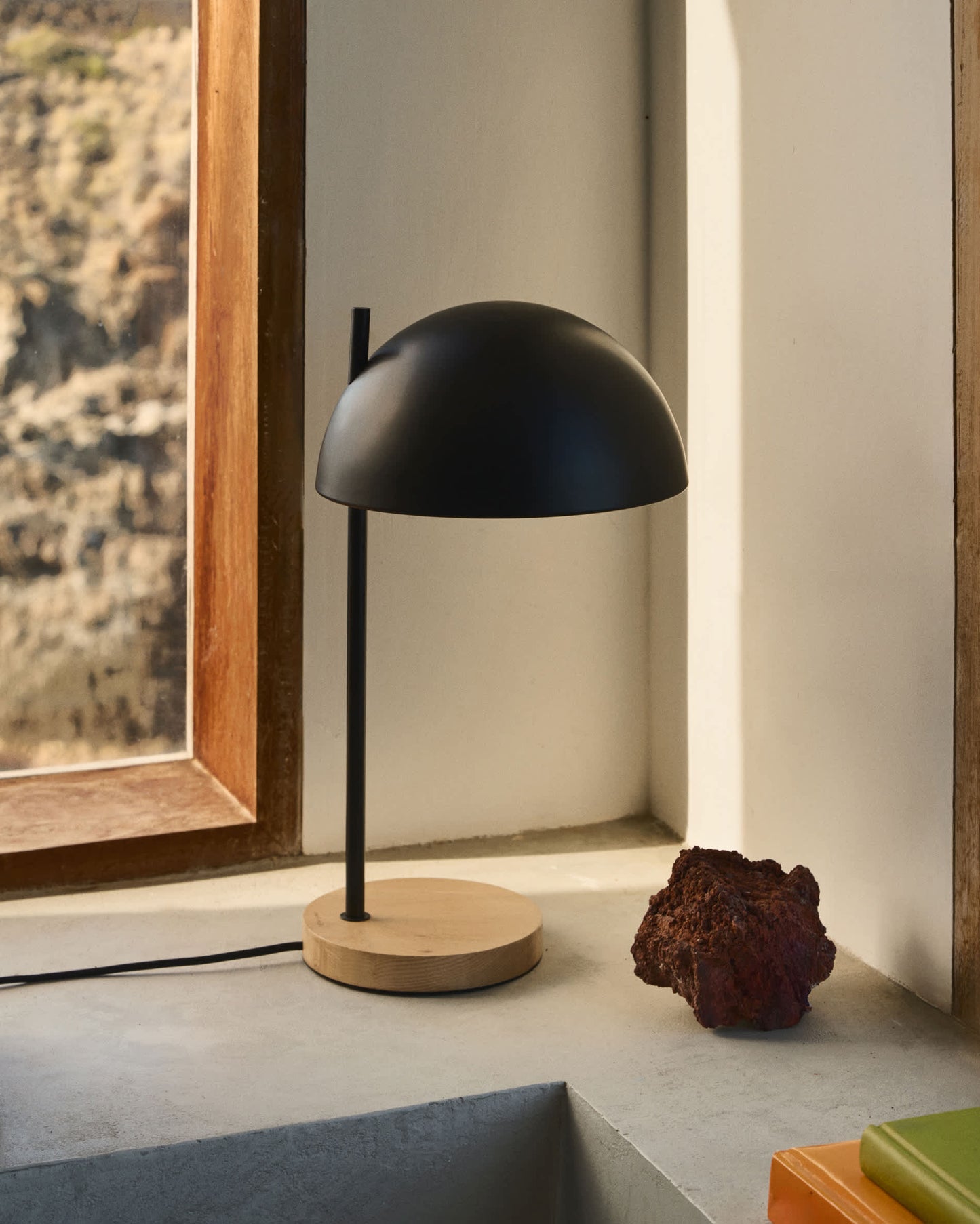 Lampada da tavolo Catlar in legno di frassino e metallo con finitura in nero
