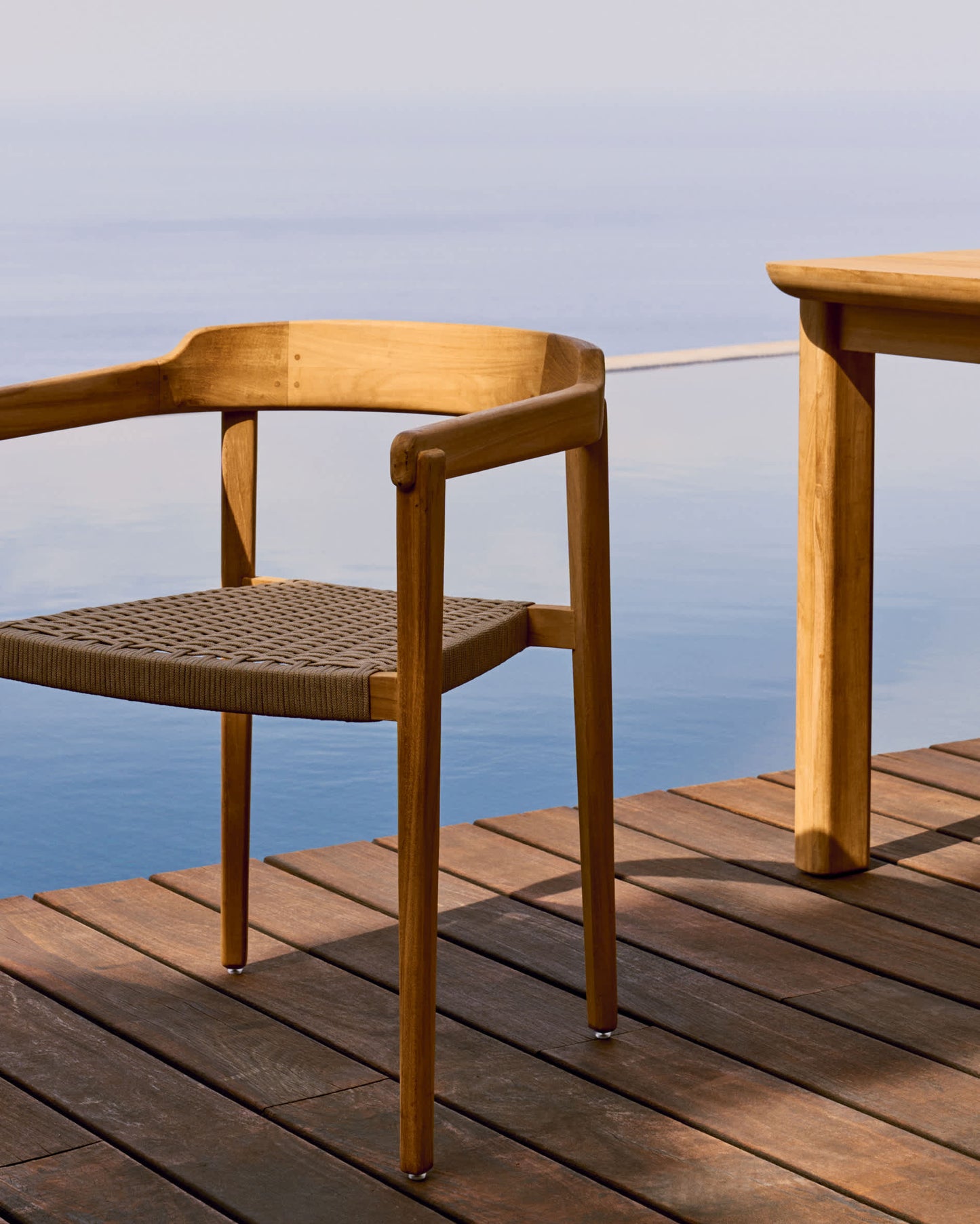 Sedia impilabile Icaro in legno massiccio di teak con finitura naturale e corda in beige