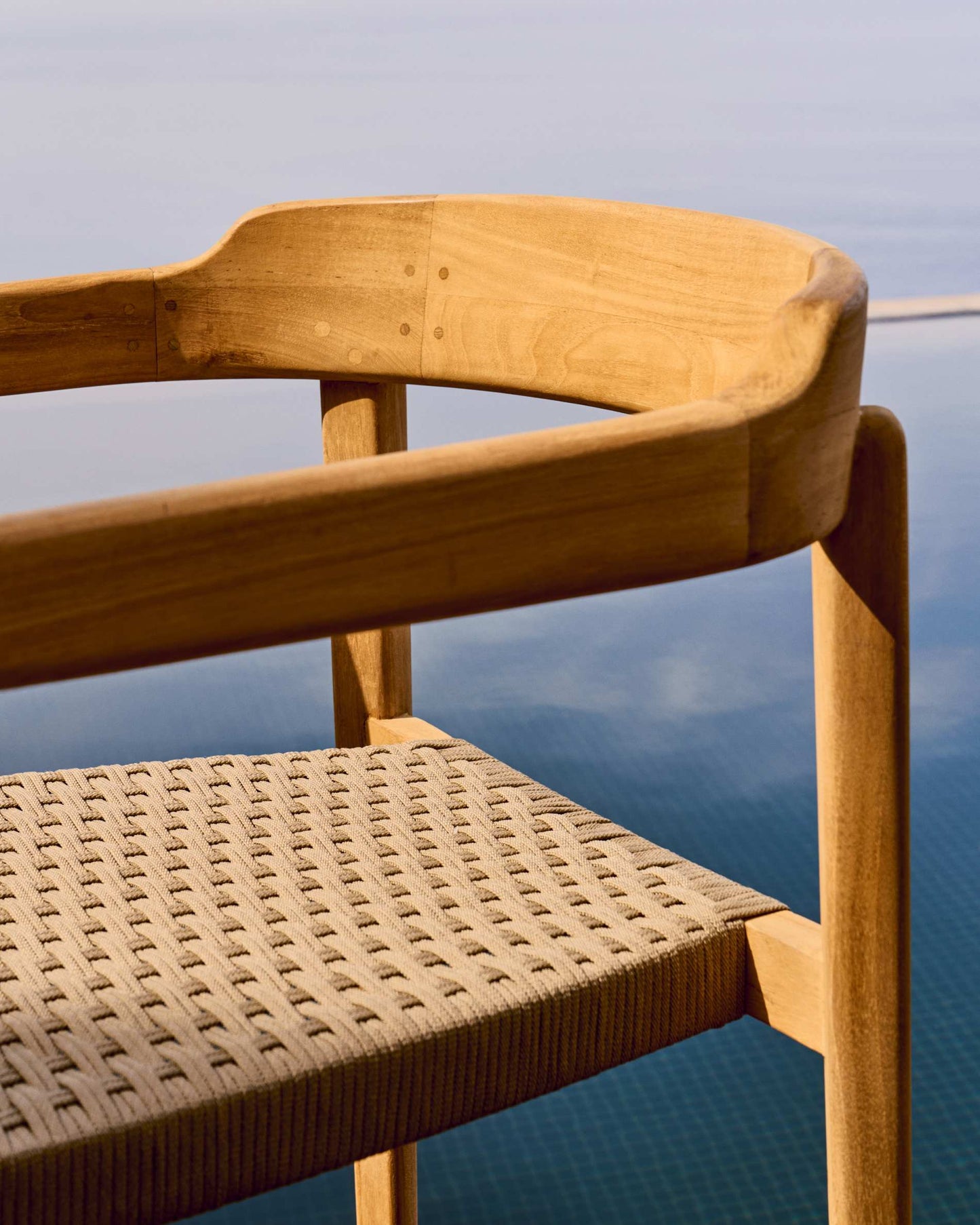 Sedia impilabile Icaro in legno massiccio di teak con finitura naturale e corda in beige