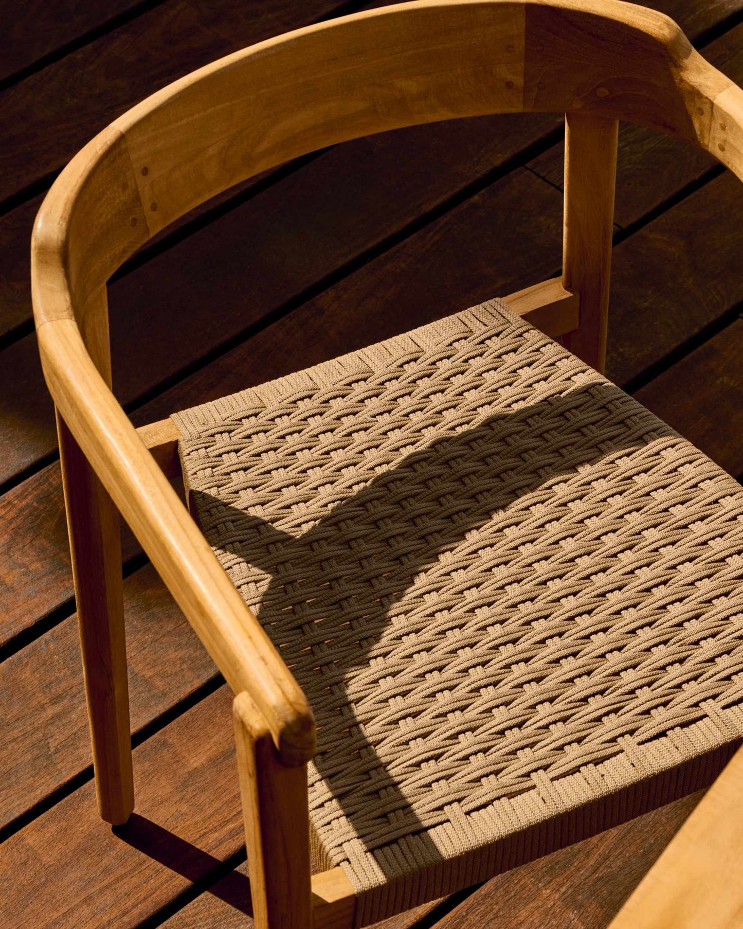 Sedia impilabile Icaro in legno massiccio di teak con finitura naturale e corda in beige