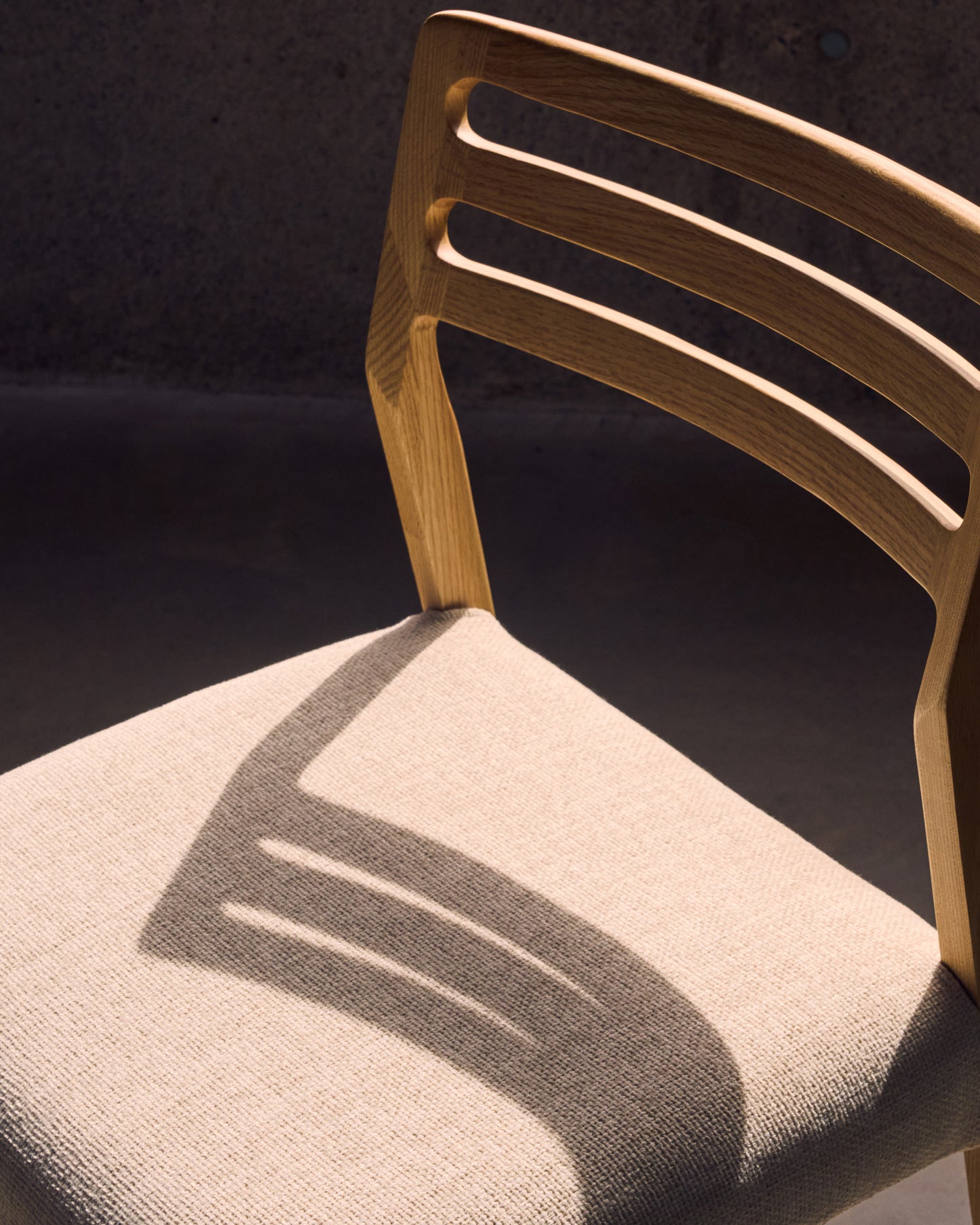 Sedia Cudia sfoderabile ciniglia beige legno massiccio di rovere naturale