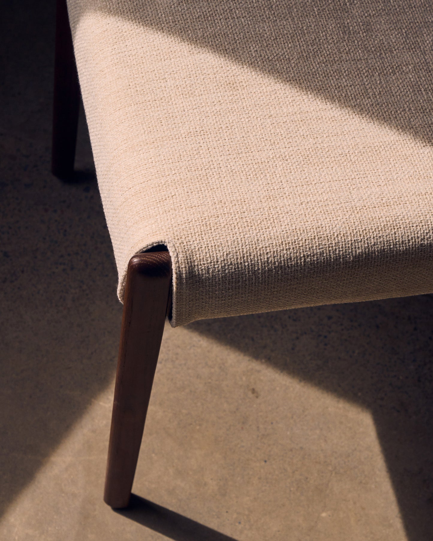 Sedia Cudia sfoderabile ciniglia beige legno massiccio di rovere noce