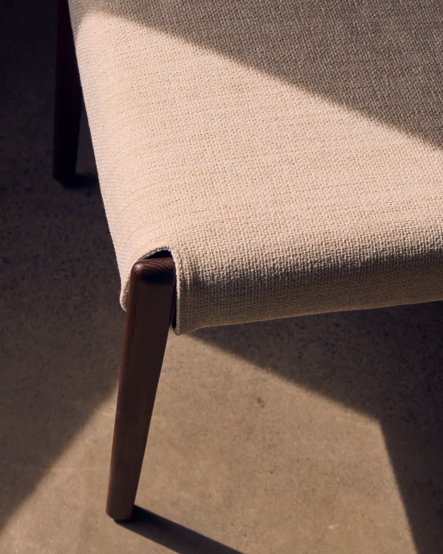 Sedia Cudia sfoderabile ciniglia beige legno massiccio di rovere noce