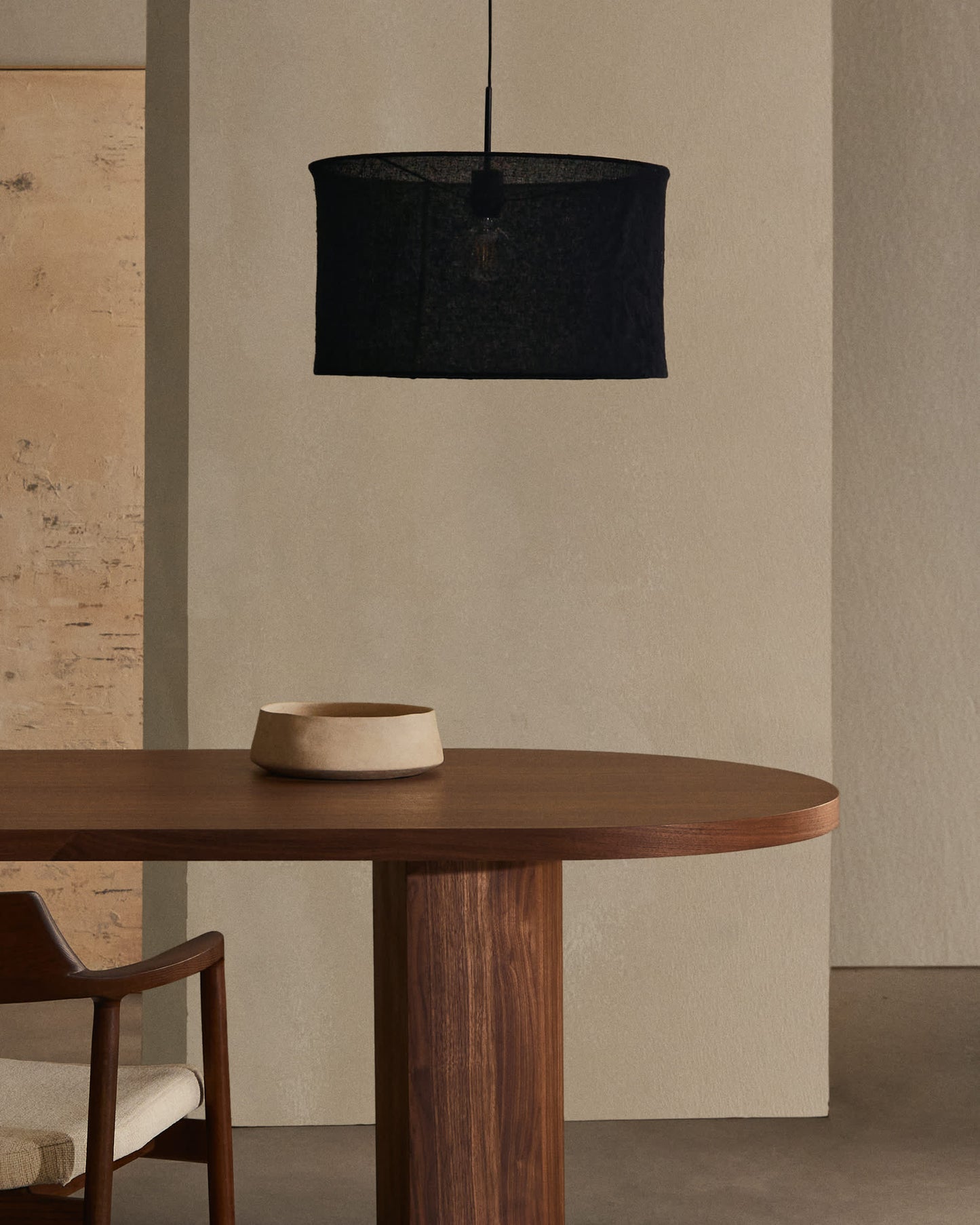 Tavolo Nealy con impiallacciatura in noce e finitura scura 240 x 100 cm