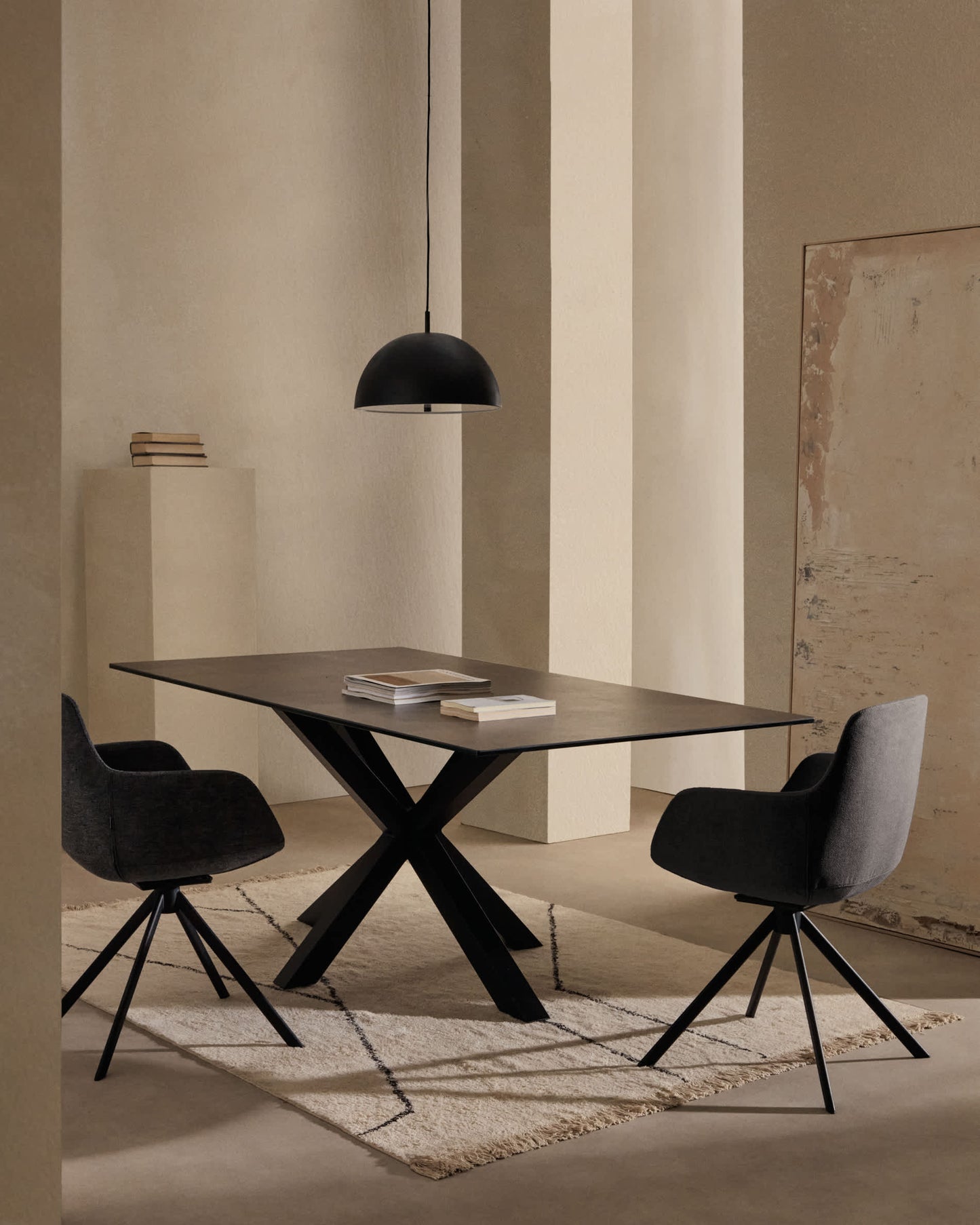 Sedia girevole con ritorno automatico Tissiana di ciniglia grigio scuro e alluminio nero opaco