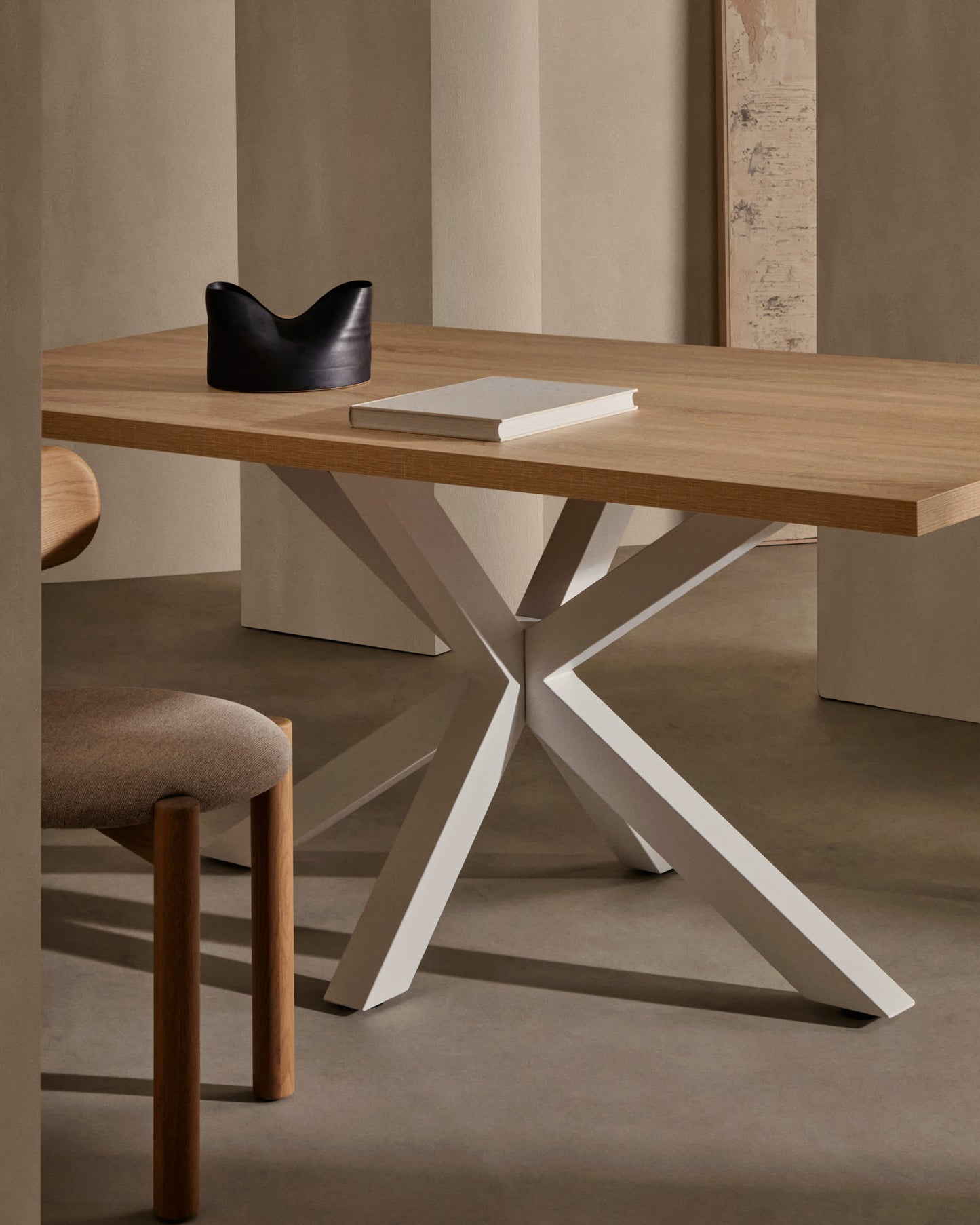 Tavolo Argo di melammina con finitura bianca e gambe in acciaio effetto legno 160 x 100 cm