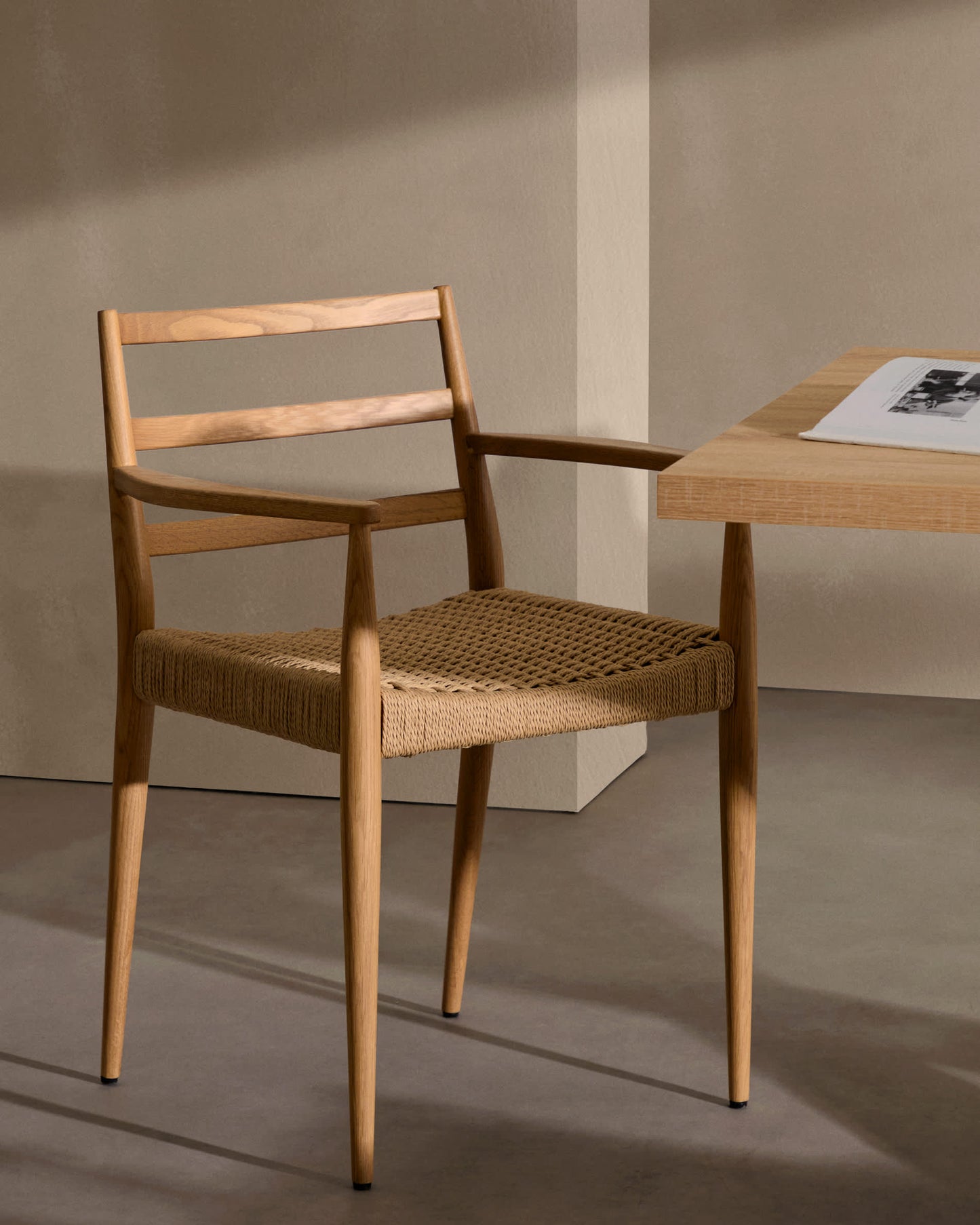 Sedia Analy con braccioli in legno massiccio di rovere con finitura naturale e seduta in corda