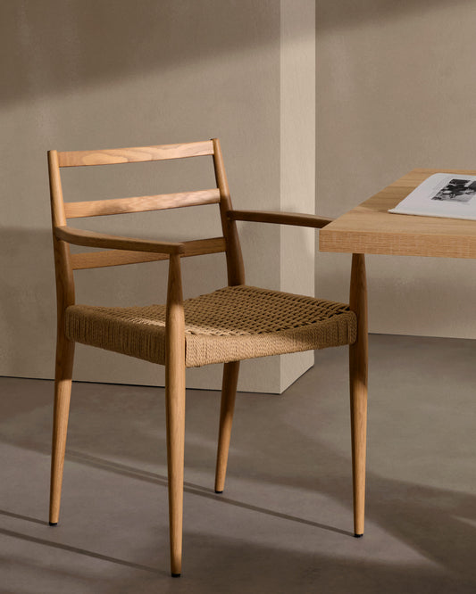 Sedia Analy con braccioli in legno massiccio di rovere con finitura naturale e seduta in corda