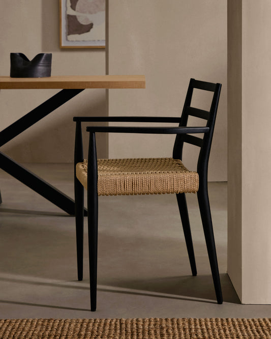 Sedia Analy con braccioli in legno massiccio di rovere con finitura in nero e seduta in corda