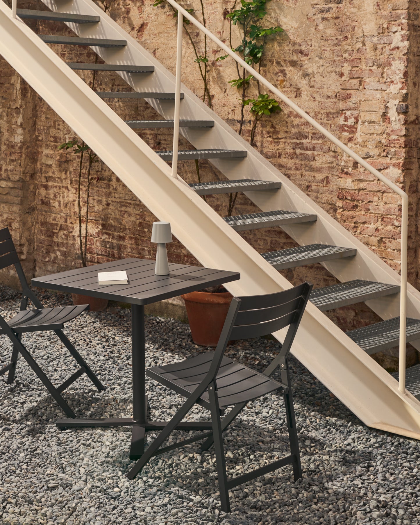 Tavolo da esterno pieghevole Torreta in alluminio con finitura grigio scuro 70 x 70 cm