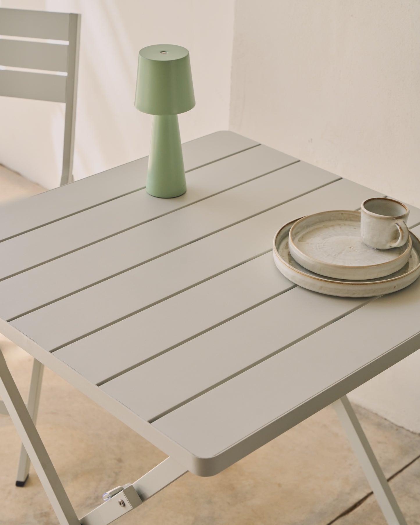 Tavolo da esterno pieghevole Torreta in alluminio con finitura grigio chiaro 70 x 70 cm
