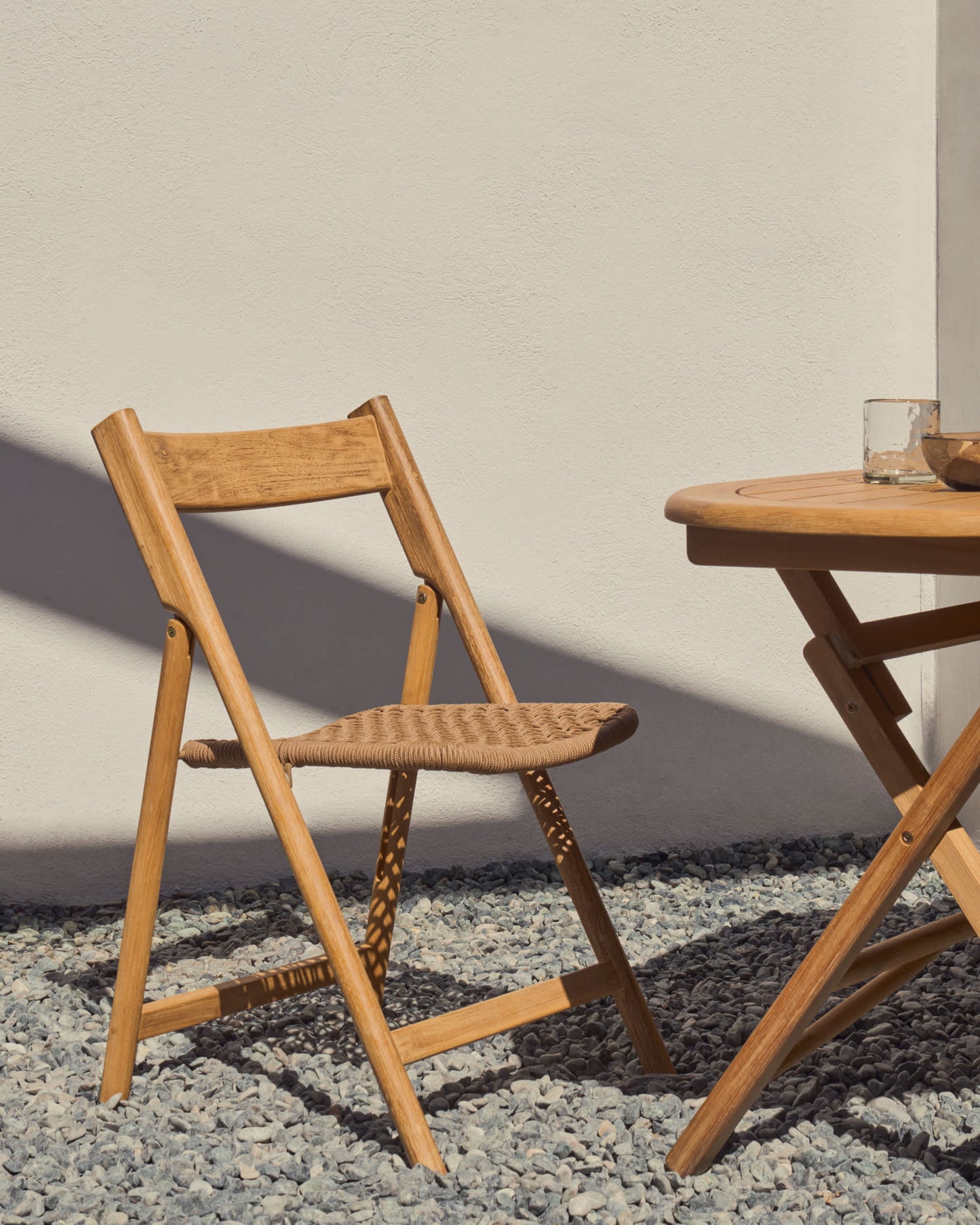 Sedia pieghevole Dandara in legno massiccio di acacia e struttura in acciaio con corda beige