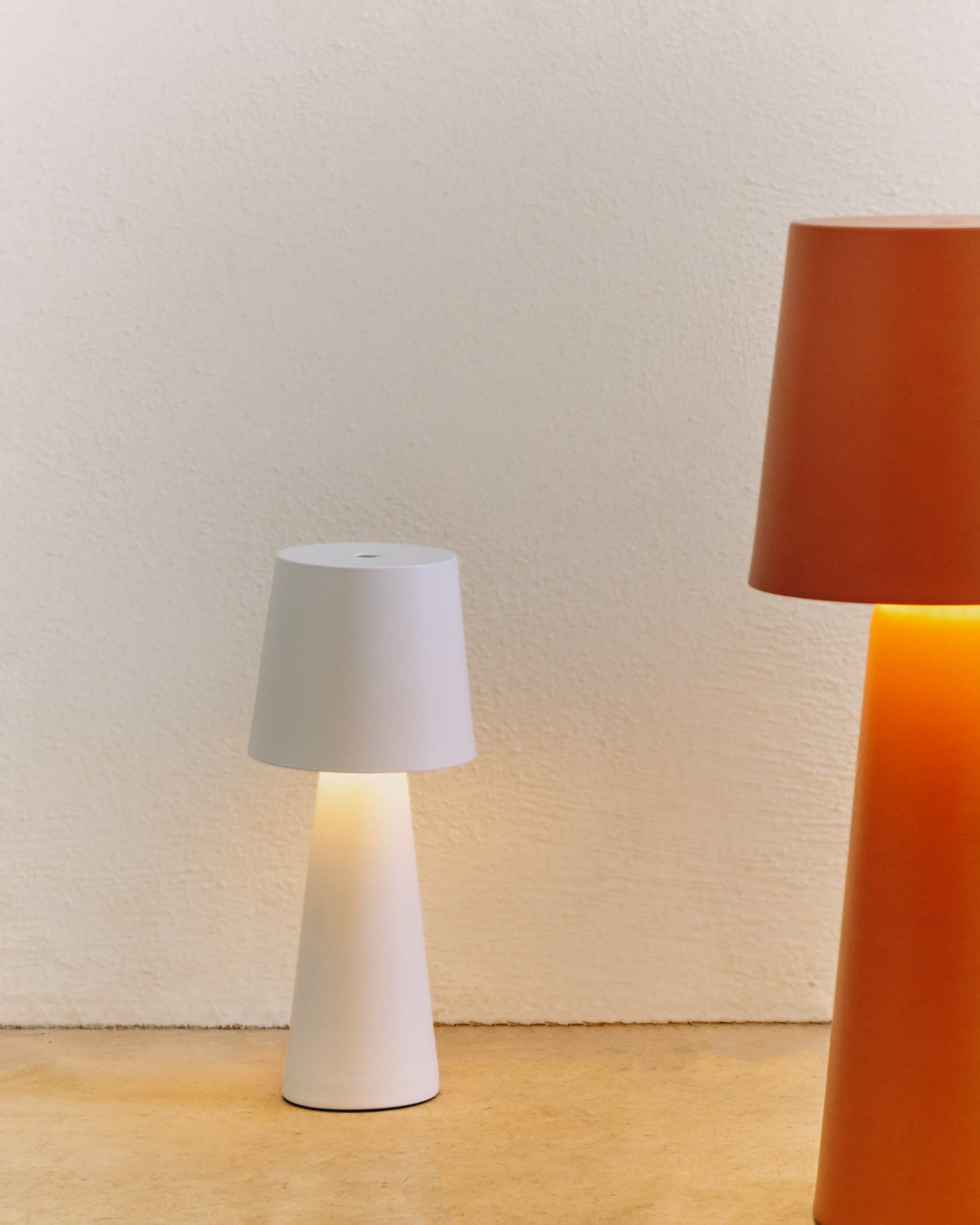 Lampada da tavolo piccola da esterni Arenys in metallo con finitura in bianco