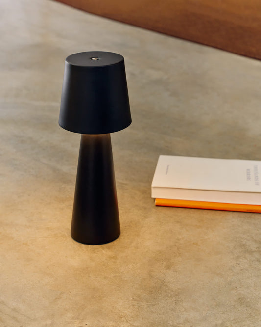 Lampada da tavolo piccola da esterni Arenys in metallo con finitura in nero