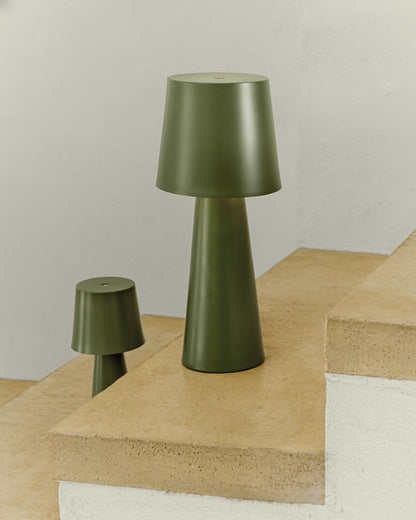 Lampada da tavolo grande da esterni Arenys in metallo con finitura in verde