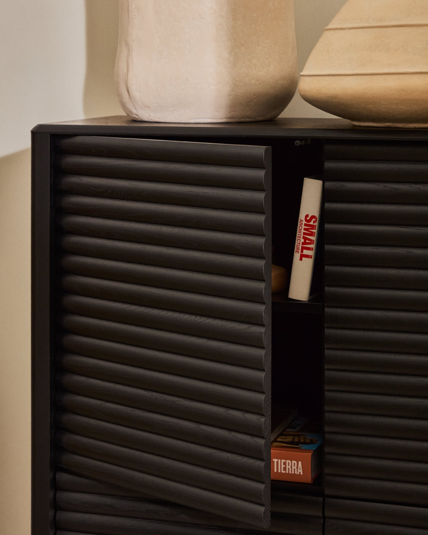 Credenza alta Lenon 4 ante legno massello e impiallacciatura di rovere nero 105x144 cm