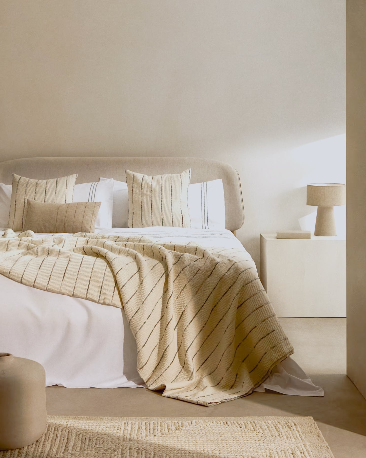 Letto Octavia impiallacciato di frassino testiera foderata bianco 180 x 200 cm