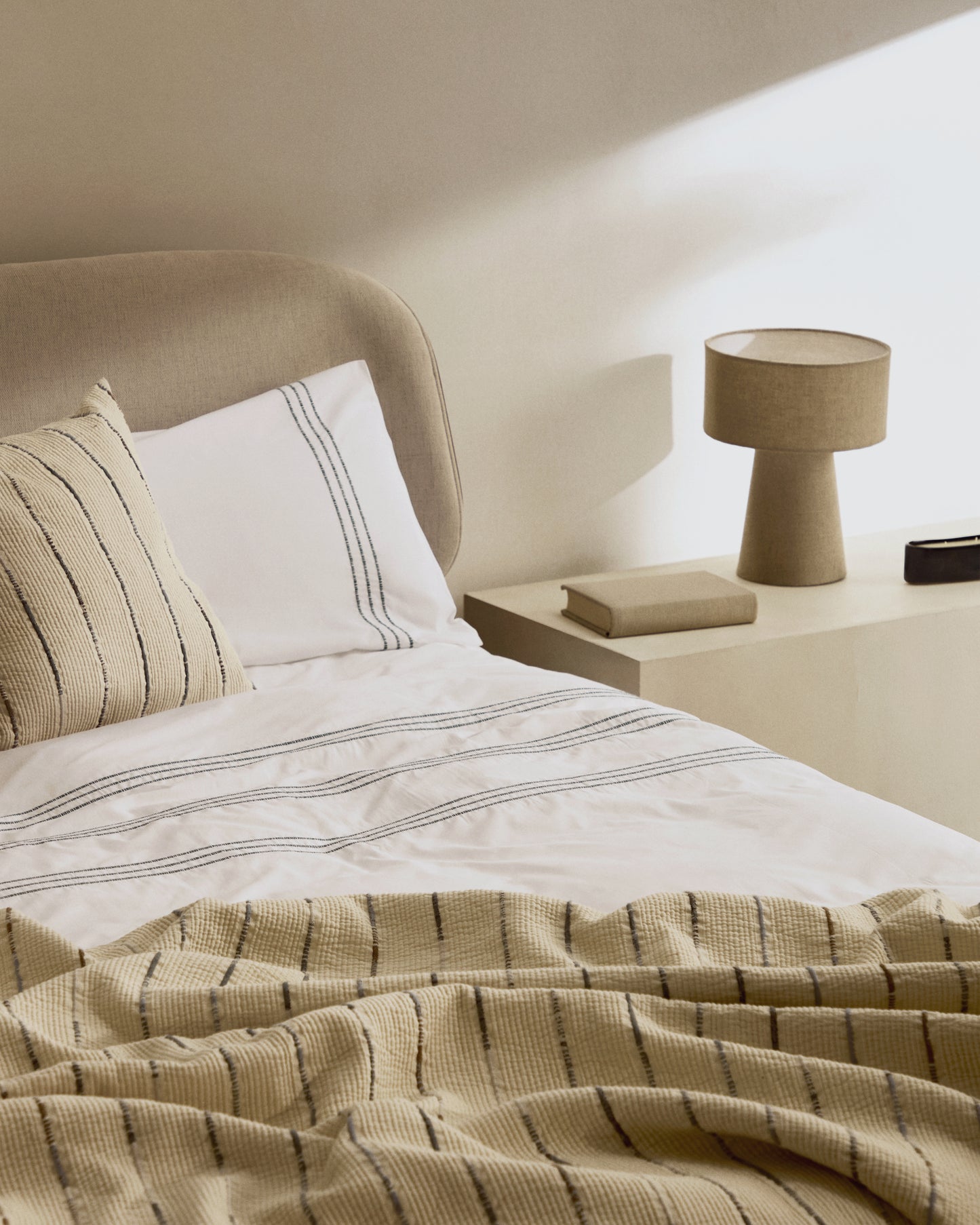 Letto Octavia impiallacciato di frassino testiera foderata bianco 180 x 200 cm