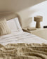 Letto Octavia impiallacciato di frassino testiera foderata bianco 180 x 200 cm