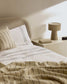 Letto Octavia impiallacciato di frassino testiera foderata bianco 160 x 200 cm