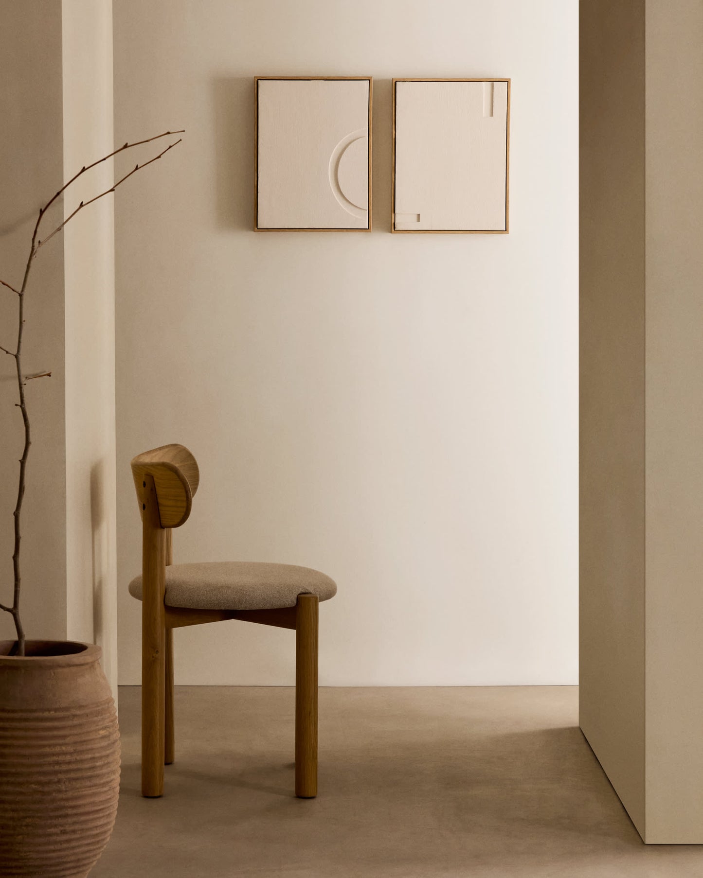 Sedia Nebai in ciniglia beige con struttura in legno massiccio di rovere finitura naturale