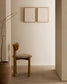 Sedia Nebai in ciniglia beige con struttura in legno massiccio di rovere finitura naturale