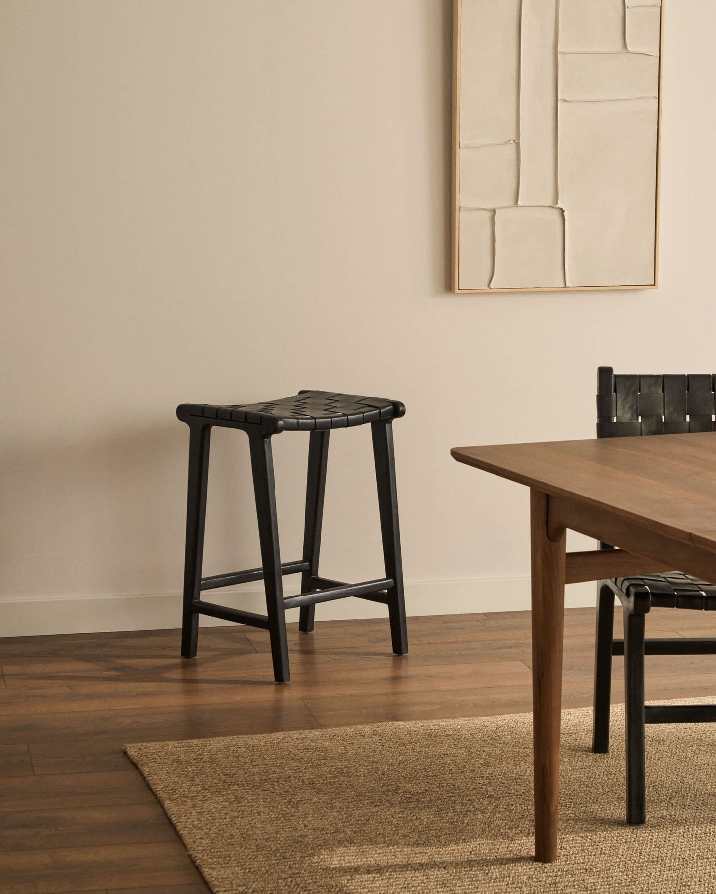 Sgabello Calixta in pelle e legno massello di mogano con finitura nera altezza 67 cm