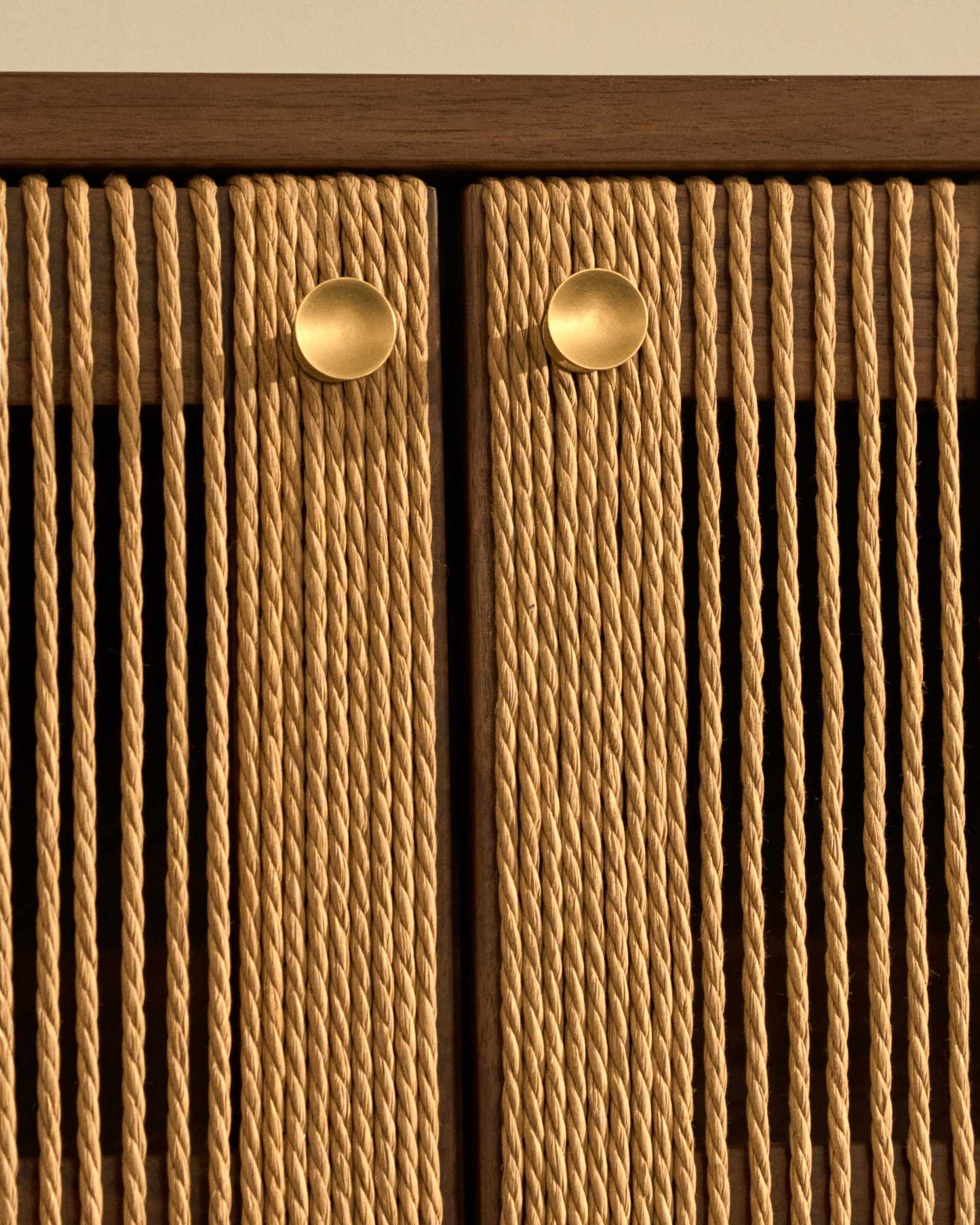Mobile TV Elan 3 ante impiallacciatura e legno massello noce corda 200x50cm