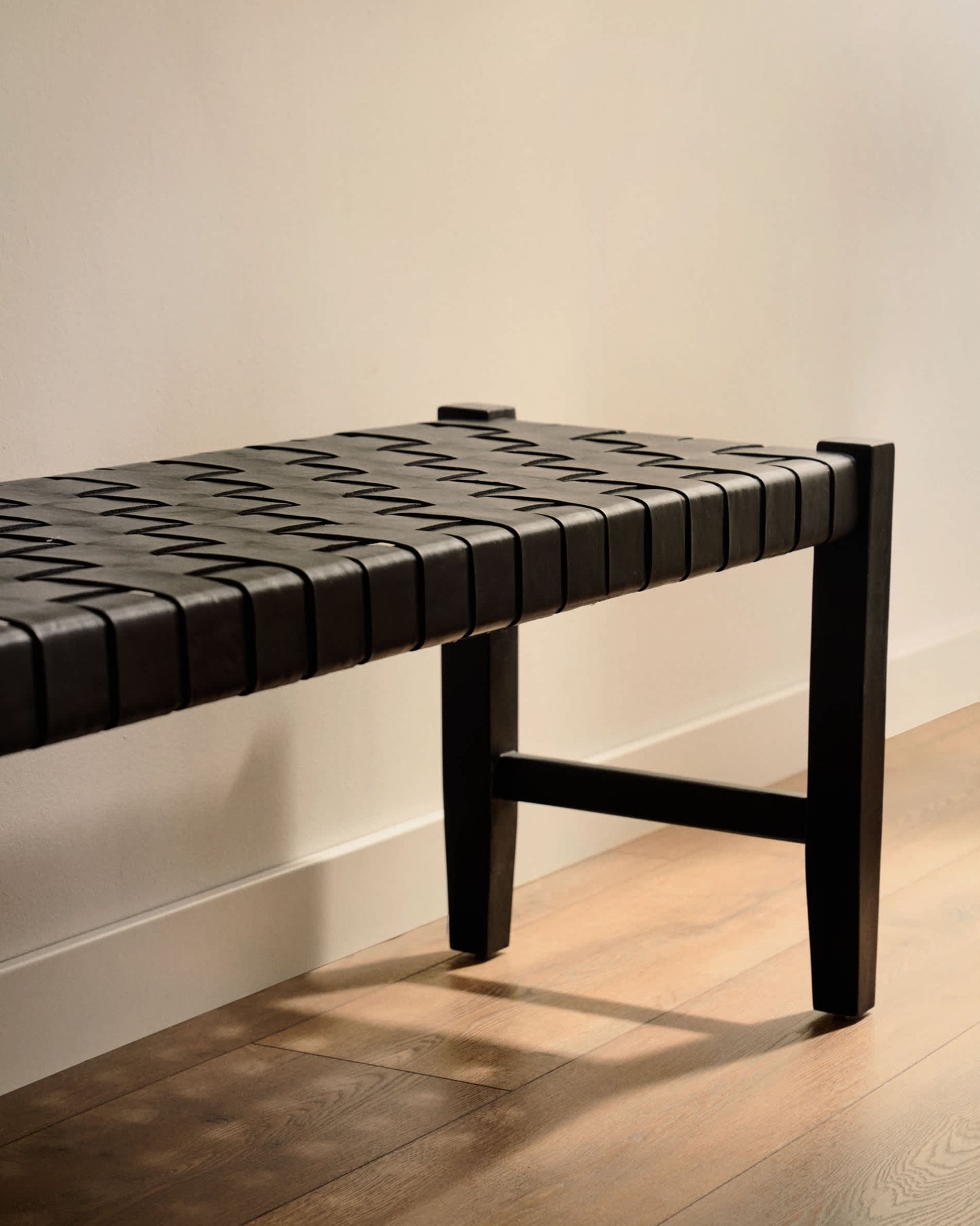 Panca Calixta in pelle e legno massello di mogano con finitura nera 120 cm