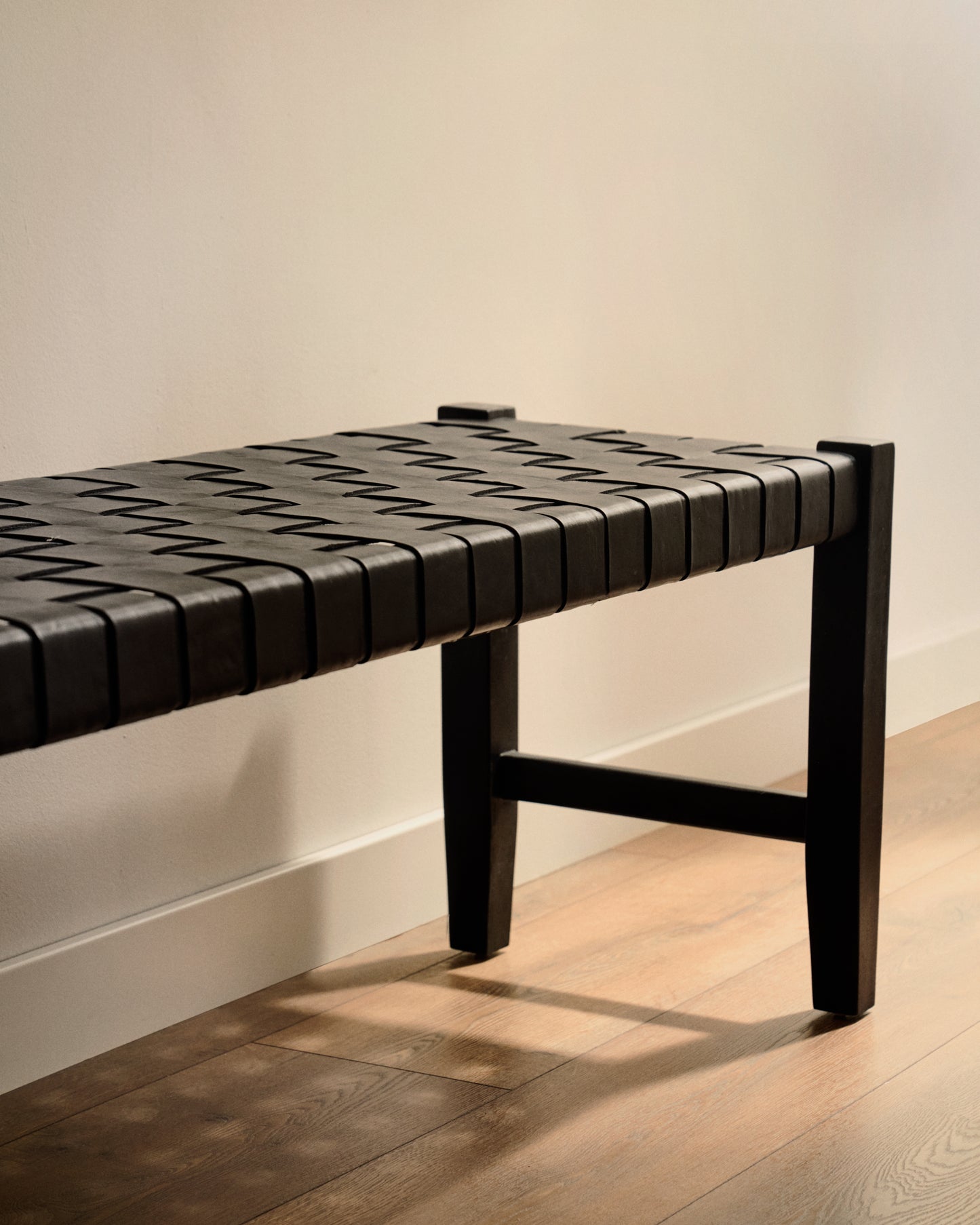 Panca Calixta in pelle e legno massello di mogano con finitura nera 120 cm