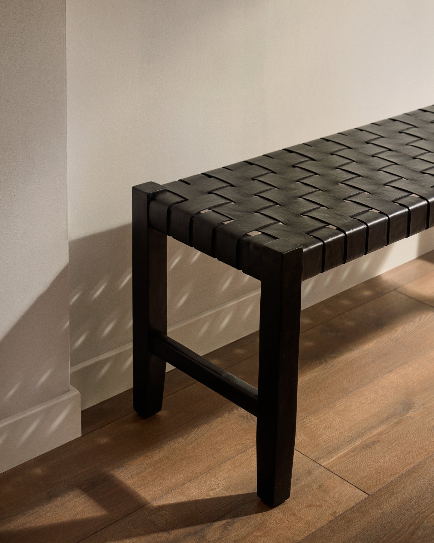 Panca Calixta in pelle e legno massello di mogano con finitura nera 120 cm