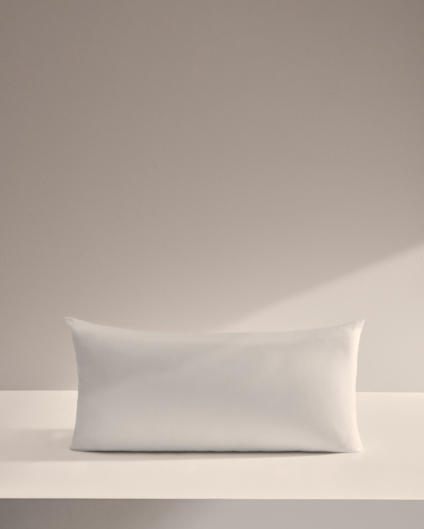 Cuscino Nyla in microfibra 80 x 40 cm prodotto in Spagna