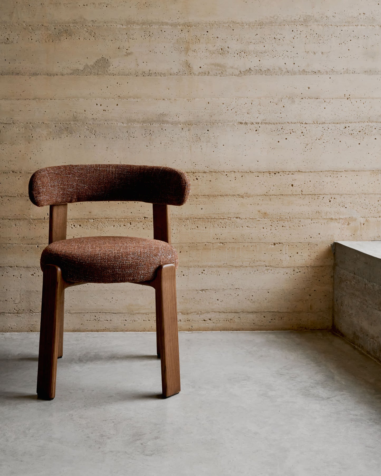 Sedia Granite in ciniglia marrone e legno massello di frassino con finitura noce