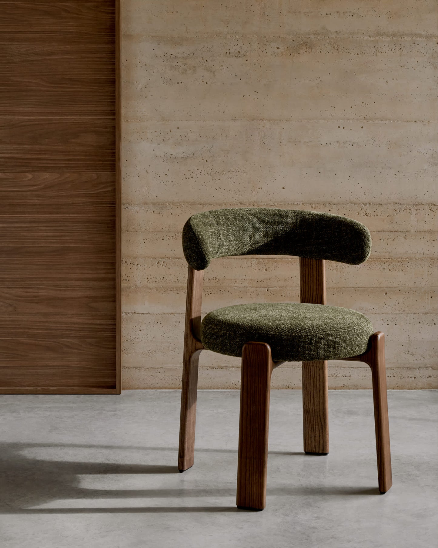 Sedia Granite in ciniglia verde e legno massello di frassino con finitura noce