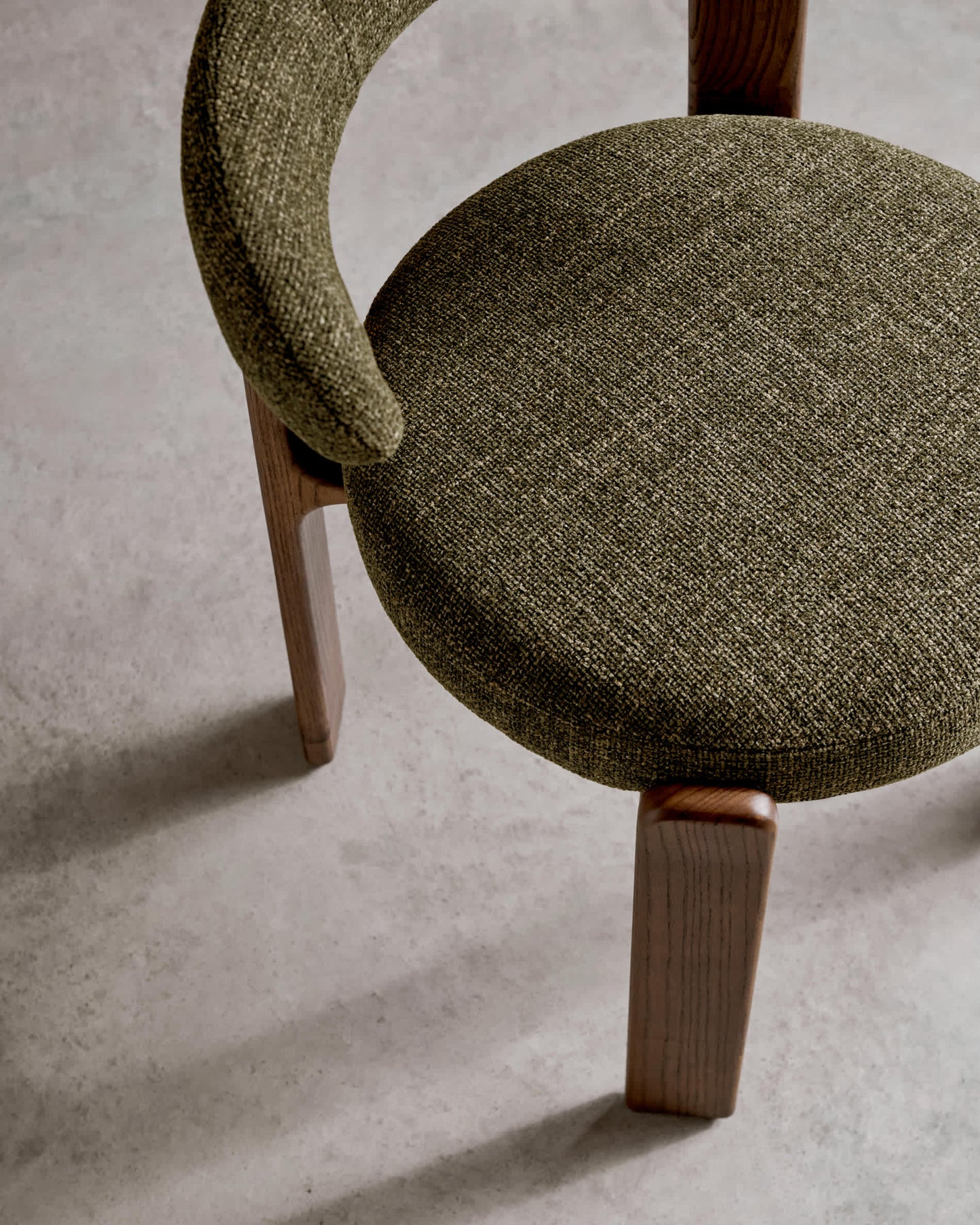Sedia Granite in ciniglia verde e legno massello di frassino con finitura noce