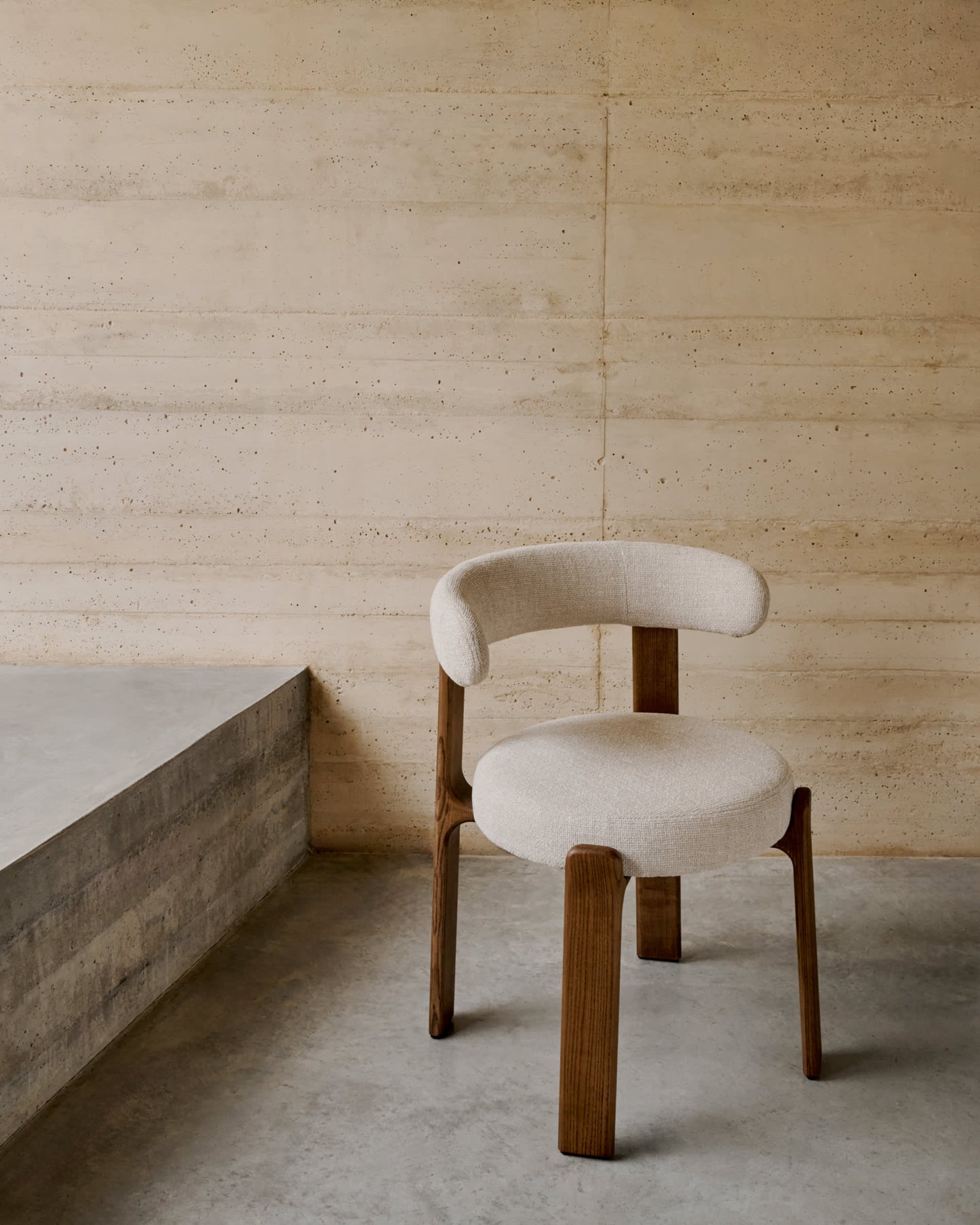Sedia Granite in ciniglia beige e legno massello di frassino con finitura noce