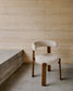 Sedia Granite in ciniglia beige e legno massello di frassino con finitura noce