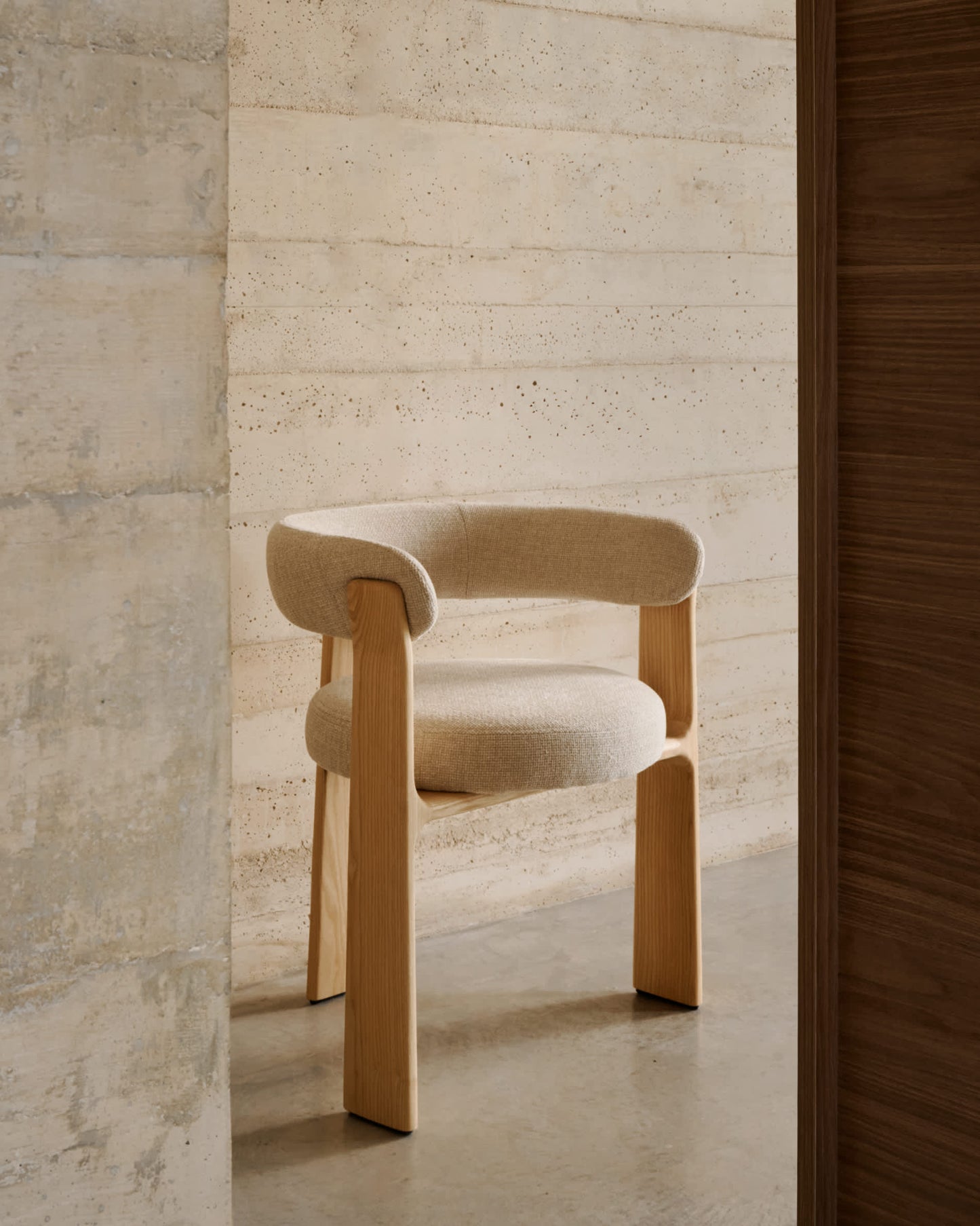 Sedia Granite 3 gambe in ciniglia beige e legno massello frassino finitura tono naturale FSC 100%