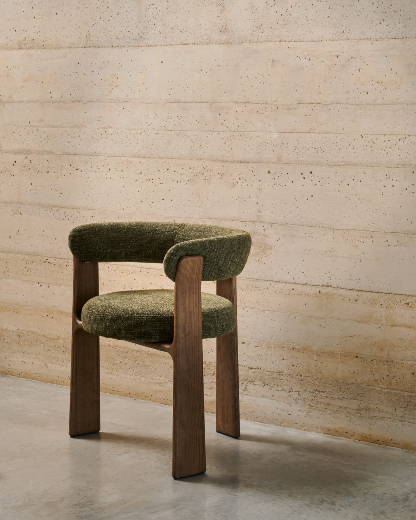 Sedia Granite 3 gambe in ciniglia verde e legno massello di frassino finitura noce