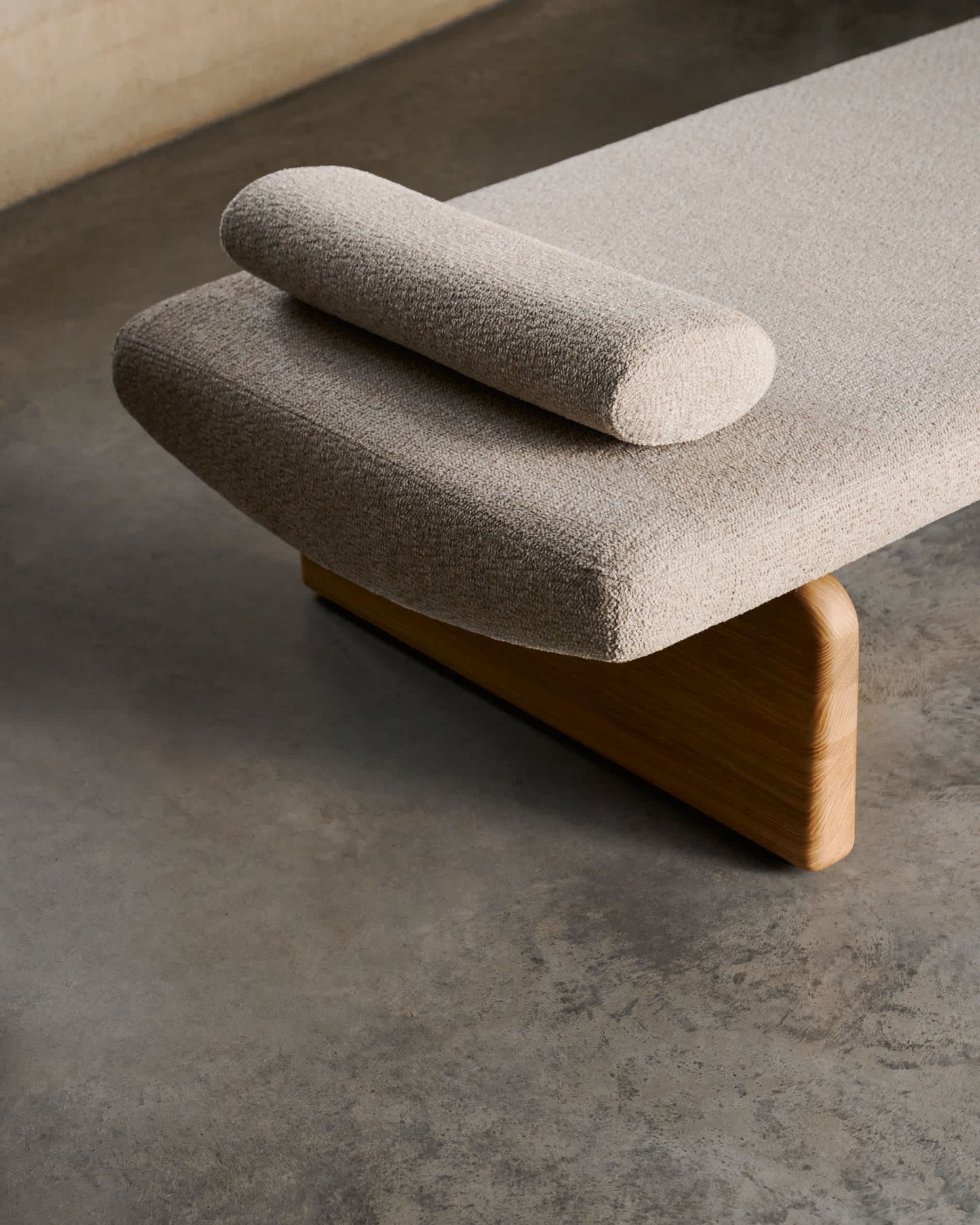 Chaise-longue Topaz in ciniglia beige e legno massello di frassino finitura naturale 200cm FSC 100%