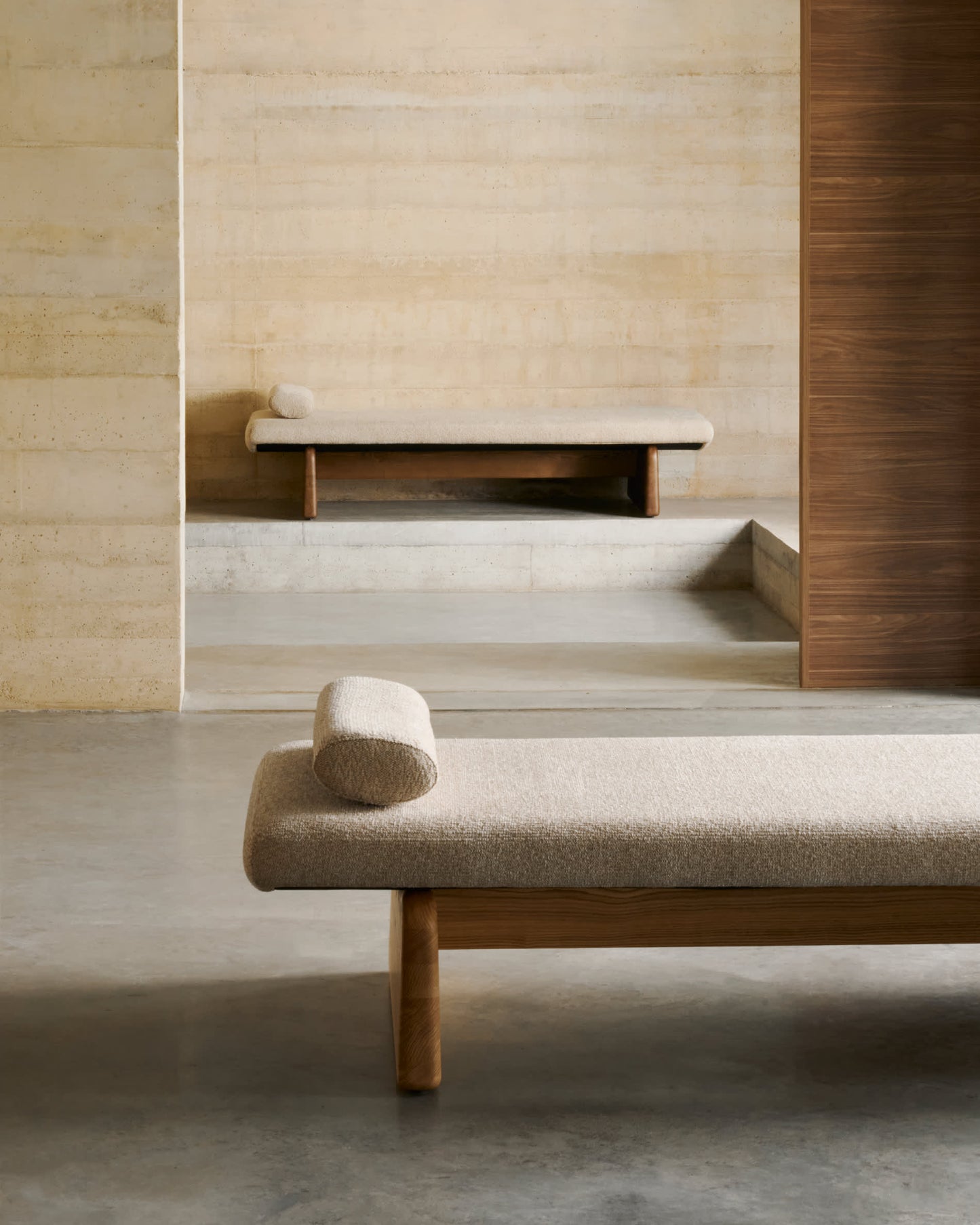 Chaise-longue Topaz in ciniglia beige e legno massello di frassino finitura naturale 200cm FSC 100%