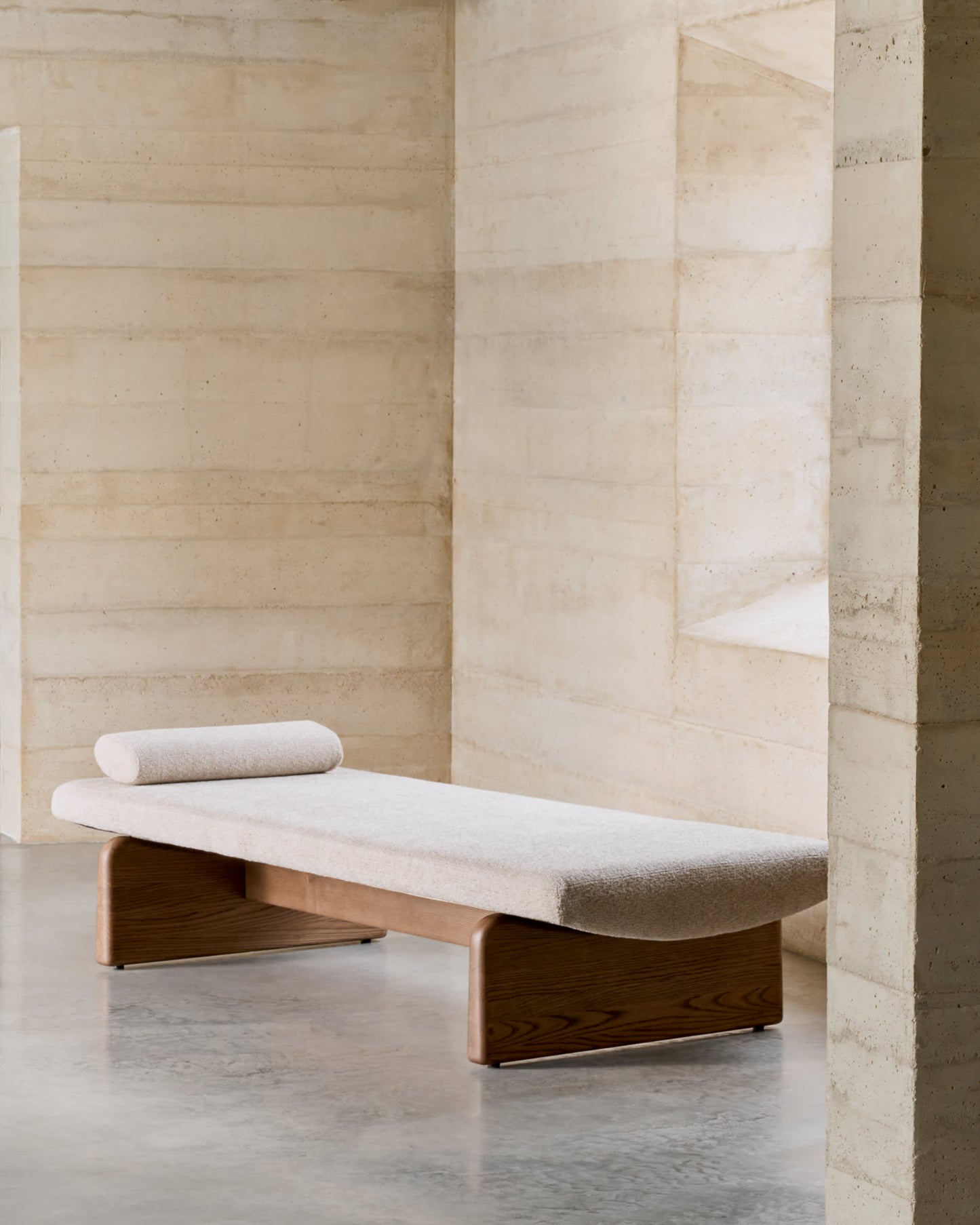 Chaise-longue Topaz in ciniglia beige e legno massello di frassino finitura noce 200 cm FSC 100%