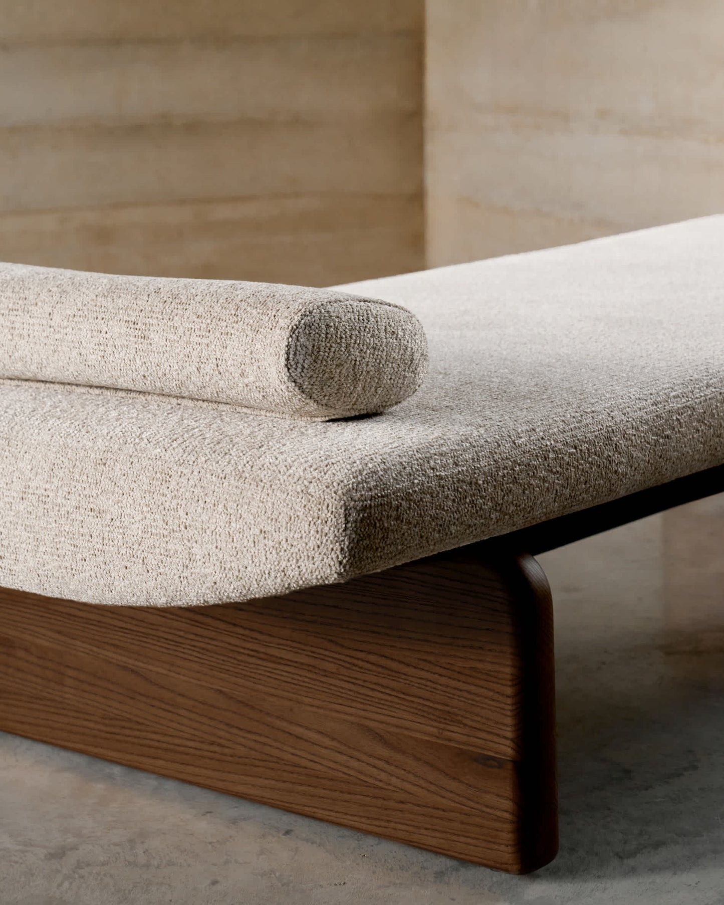 Chaise-longue Topaz in ciniglia beige e legno massello di frassino finitura noce 200 cm FSC 100%
