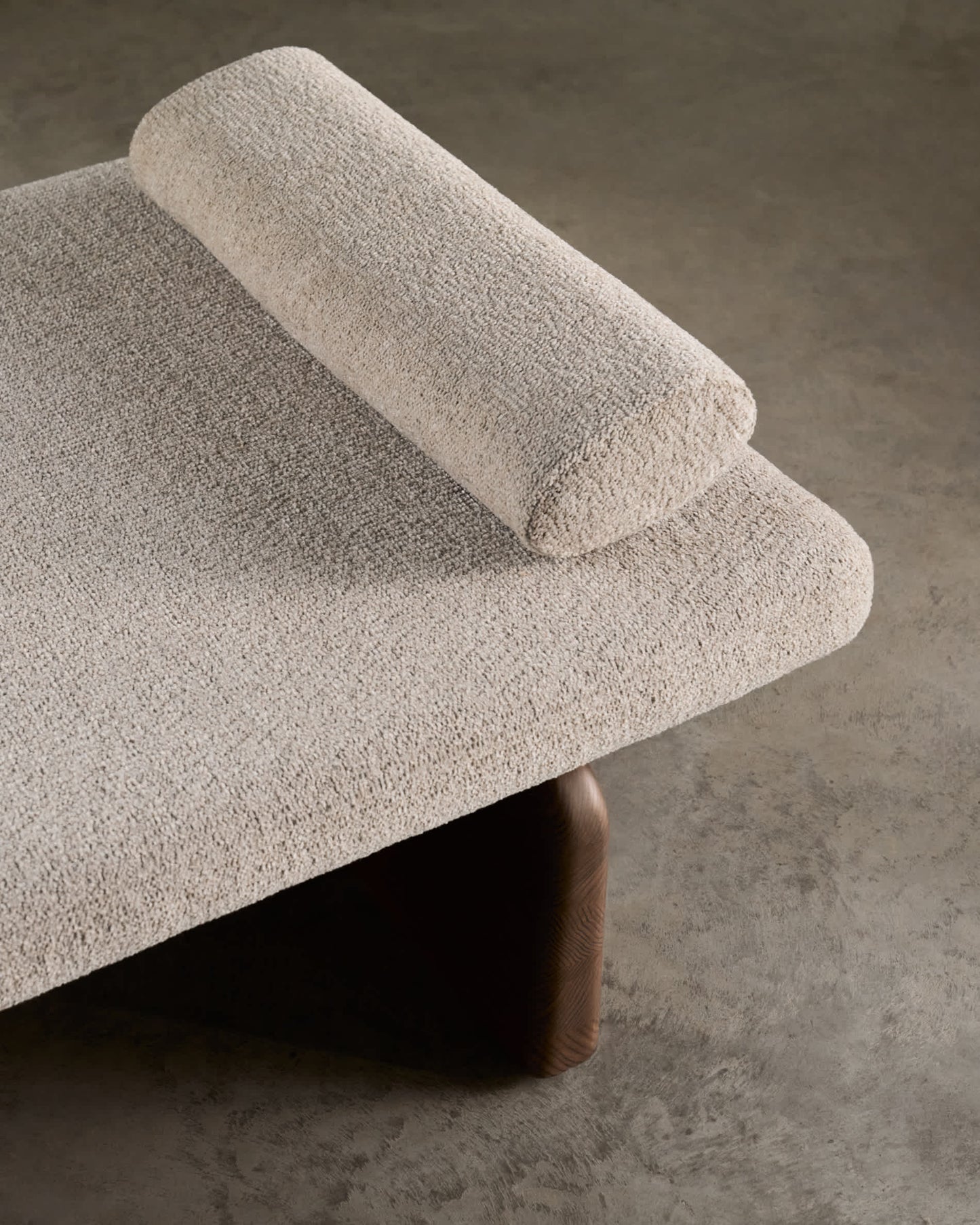 Chaise-longue Topaz in ciniglia beige e legno massello di frassino finitura noce 200 cm FSC 100%