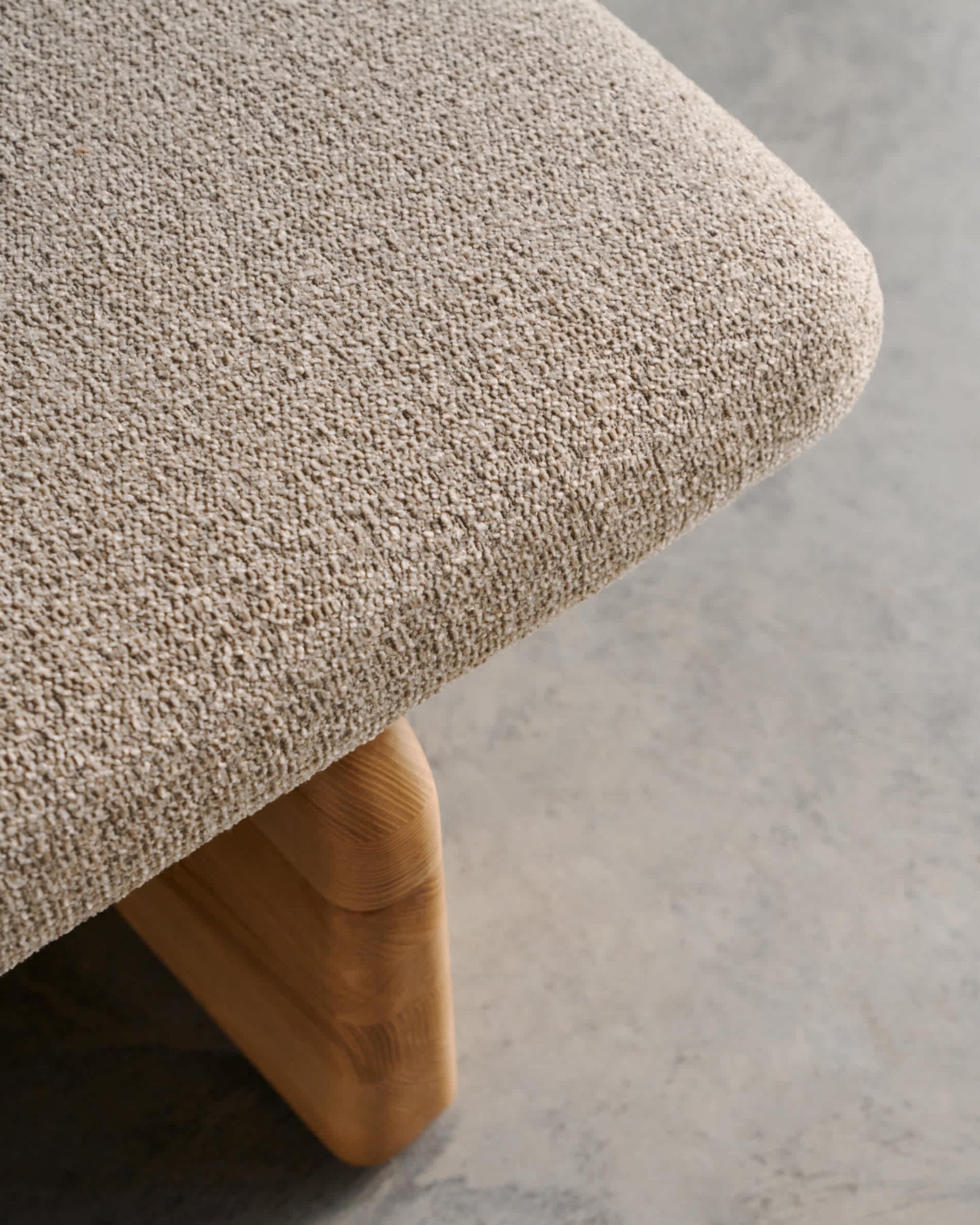 Chaise-longue Topaz in ciniglia beige e legno massello di frassino finitura naturale 200cm FSC 100%