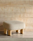Poggiapiedi Nema ciniglia beige piedi legno massello frassino finitura naturale 65x55,4cm FSC 100%